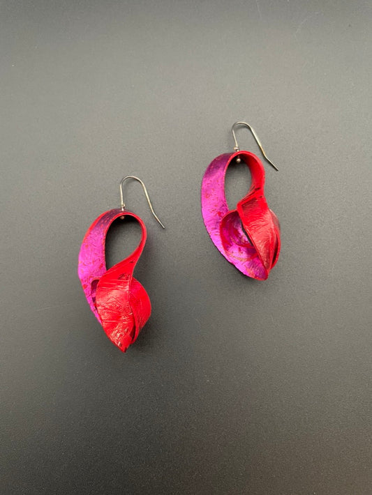 Mobius Loop Rubber Earrings (fuschia/red)